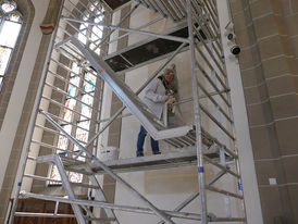 Malerischer Spiegel an der gotischen Madonna in St. Crescentius (Foto: Karl-Franz Thiede)